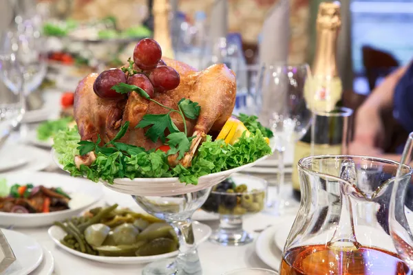 Жаркое Турции в блюдо на столе ужин — стоковое фото