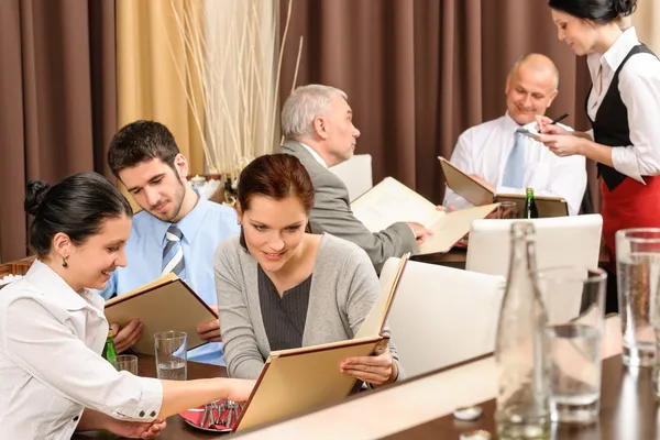 Бизнес обед руководители глядя меню ресторана Стоковая Картинка