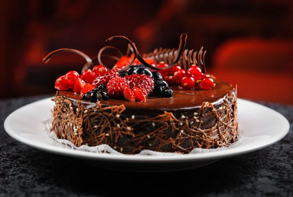 Сочный шоколадный торт со свежими ягодами на тарелке — стоковое фото