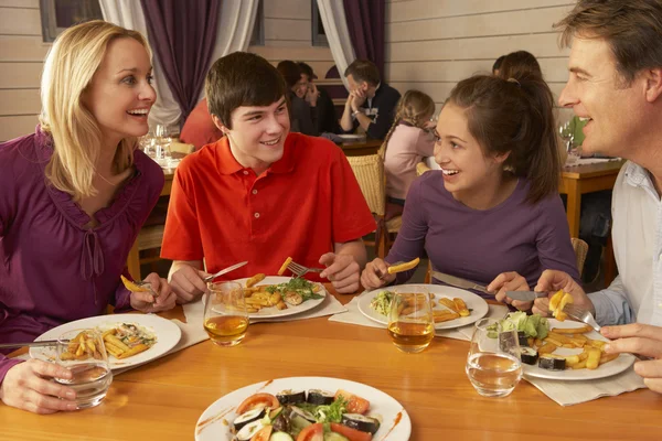 Семья, едящая ланч вместе в ресторане Стоковое Фото
