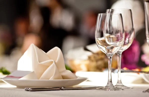 Пустые стаканы установлены в ресторане — стоковое фото