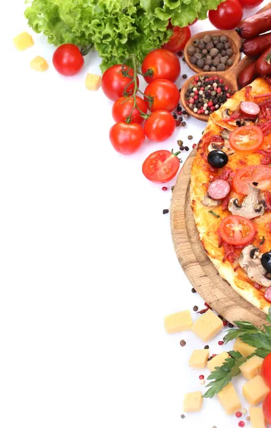 Вкусная пицца, овощи и салями, изолированные на белом Лицензионные Стоковые Изображения