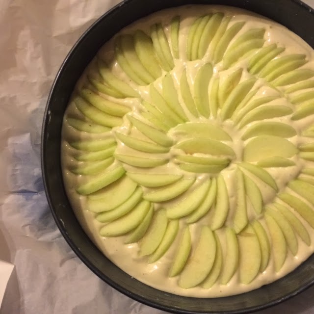 Яблочный пирог "Шарлотта" (красивый и быстрый!)