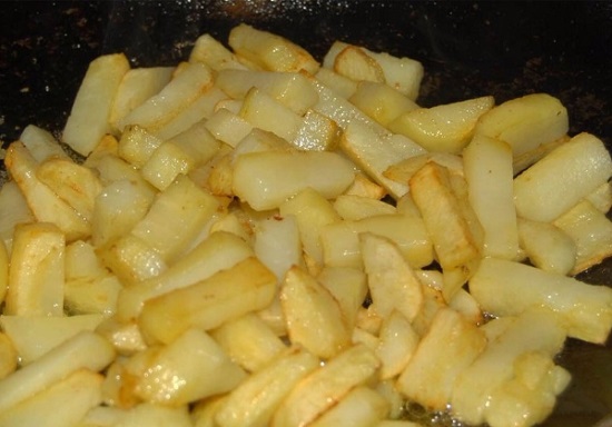очистим картофелины, нарежем брусочками и пожарим
