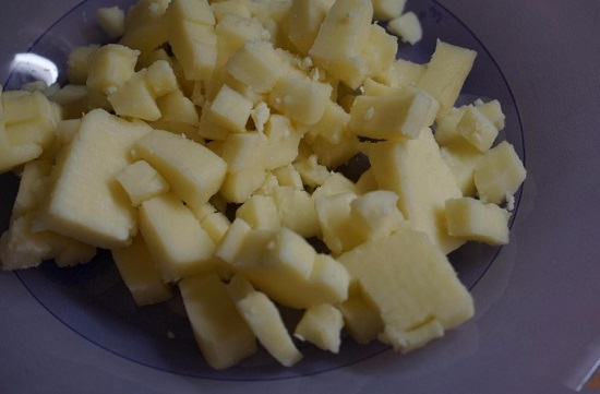 кубиками сыр