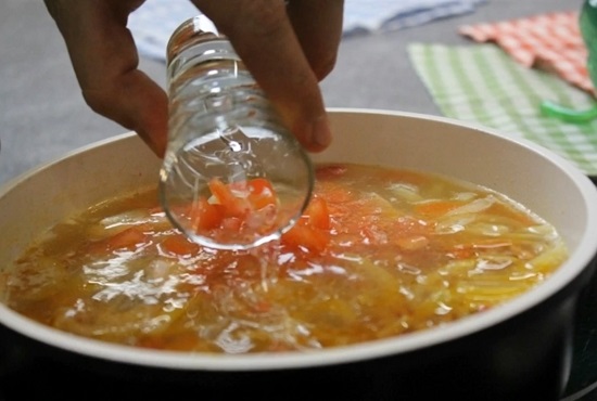 добавляем измельченные томаты и сразу вливаем водку