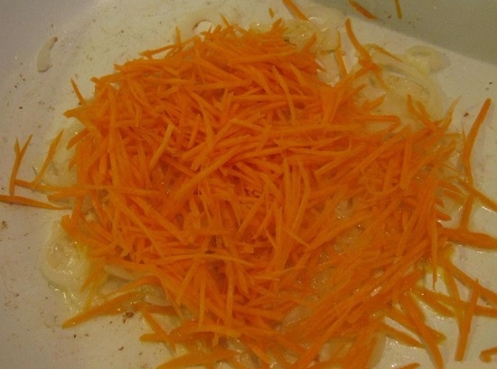Добавляем нашинкованную морковь в сковороду