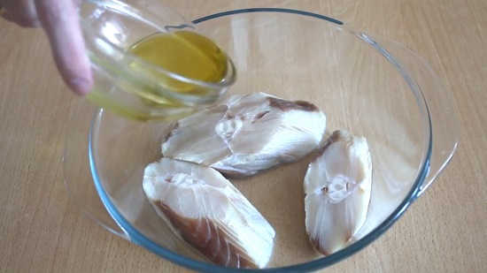 Заливаем акулье филе оливковым рафинированным маслом