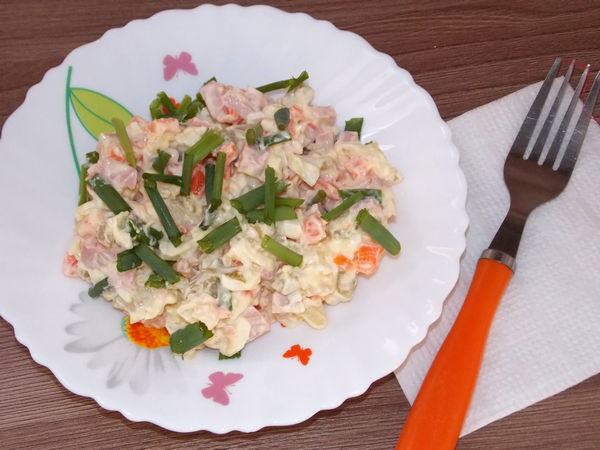 Как приготовить салат Оливье с колбасой и солеными огурцами - пошаговый рецепт