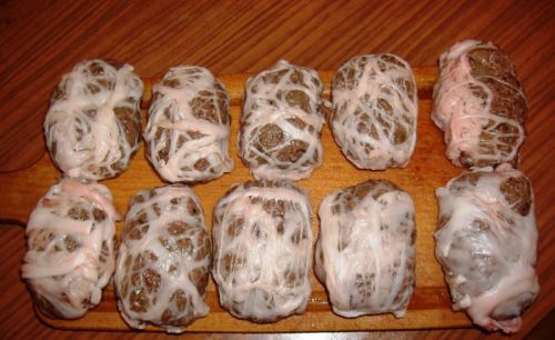 Куски печени, завернутые в жировую сетку