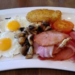 Ирландский завтрак с яичницей, картофельными оладьями и печеными томатами