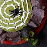 Соус гуакамоле на Хэллоуин с паутиной