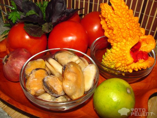 Салат из момордики и мидий в томатных корзиночках фото