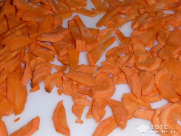 Пару морковок очистила, порезала
