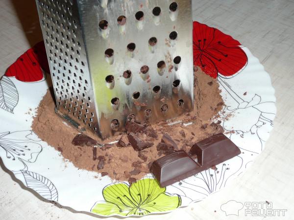 Для обвалки смешиваем 2 столовые ложки какао-порошка с тертым шоколадом.