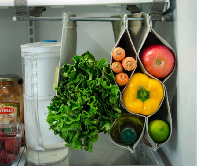 Оригинальное подвесное приспособление в холодильнике для хранения зелени и овощей