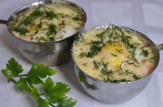 Яичница с курицей, помидорами и сыром