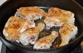 Перед жаркой масло в толстодонной сковороде ставим на сильный огонь, перекаливаем , кладем куски курицы, на огне ближе к среднему обжариваем с двух сторон до подрумянивания. На это нужно примерно 10-12 минут. Убираем на тарелку. 