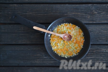 Обжариваем нарезанные лук и морковь на растительном масле до мягкости, иногда помешивая примерно 2-3 минуты). Обжаренные лук и морковь добавляем в суп после того, как сварится картошка. Гусиный суп солим, перчим по вкусу и снимаем с огня. 
