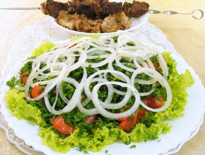 Салат с маринованным луком и помидорами к шашлыку