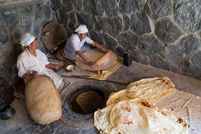 В Армении и сегодня продолжают печь лаваш традиционым способом
