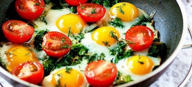 жареные яйца с помидорами