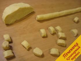 6) Тесто разделим на 2-3 части. Каждую часть затем скатаем колбаской и разрежем на одинаковые брусочки.