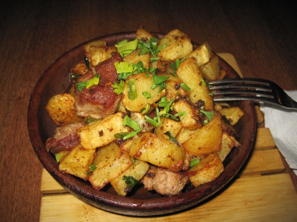 блюда на сковороде из картошки и мяса