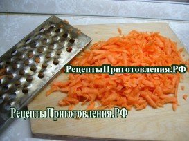 Морковь для приготовления тушеной наваги натереть на крупной терке