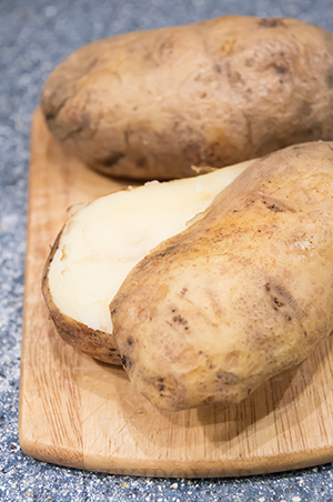 Запеченный фаршированный картофель с копченой горбушей