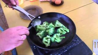 Брокколи жареная с яйцом. Broccoli fried with eggs.