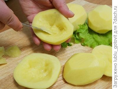 Шаг 4. Делаем углубления для начинки в картофеле.
