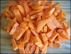 Морковку очистить и порезать соломкой