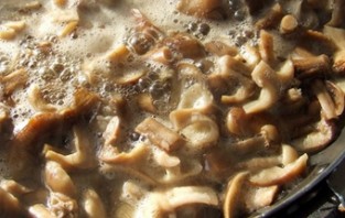 Тушеная говядина с грибами - фото шаг 5