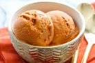 Шоколадное мороженое с шафрановым соусом