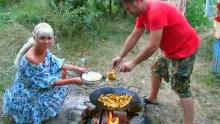 Готовим на костре. Cooking over a campfire.