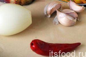 Промоем головку лука, почистим и порежем ее. Нарежем острый красный перец чили, который на мелкие дольки - колечки. Приготовим кетчуп-лечо. 
