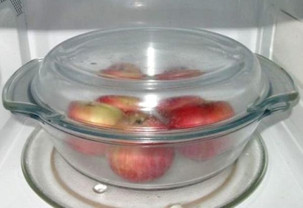 Яблоки в кастрюльке для СВЧ