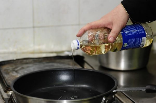 Вливание масла в сковороду