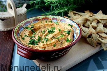 Humus s vjalenymi tomatami i hrustjashhimi palochkami