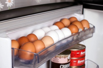 Jajca-produkty v holodil'nike