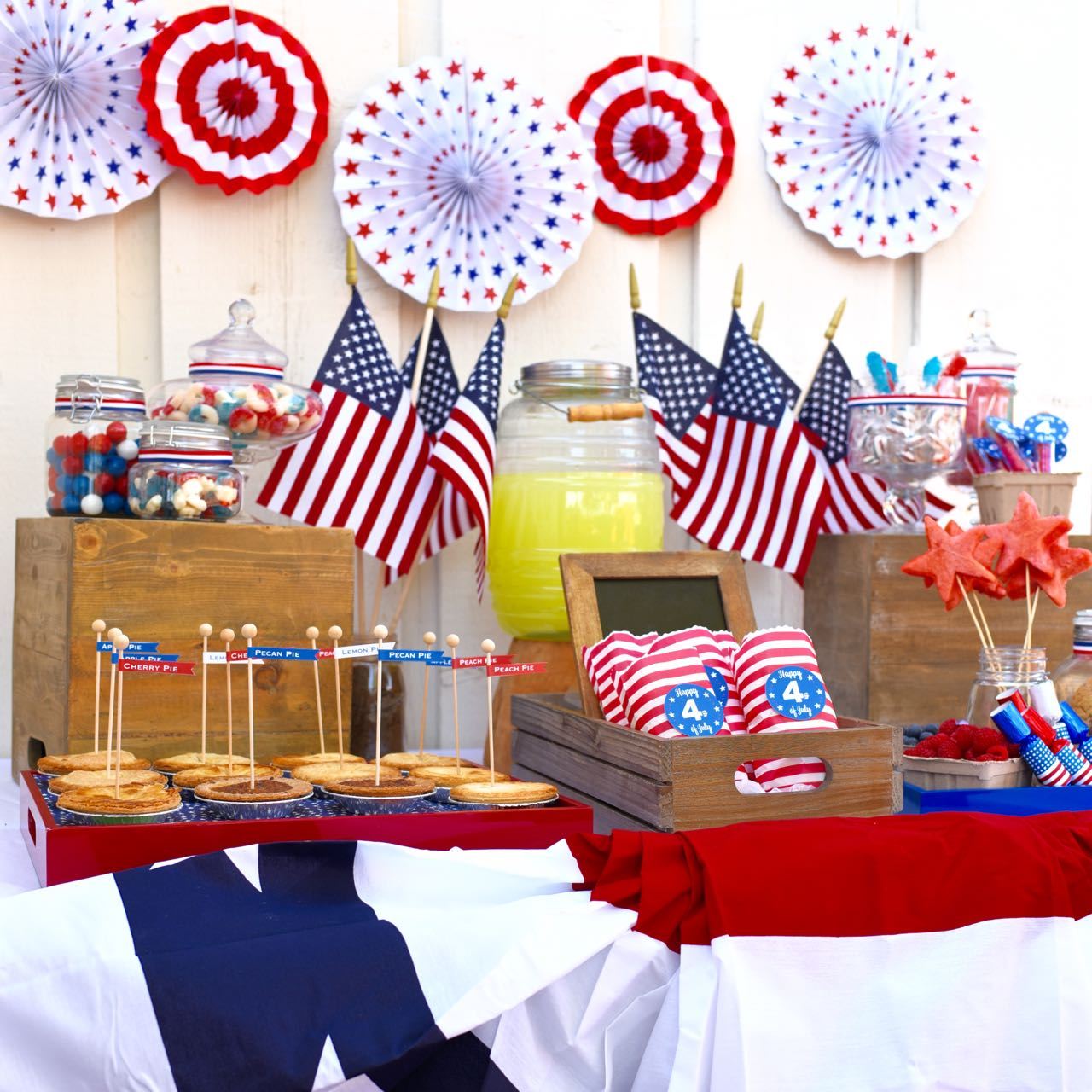 Украшение детского праздничного стола флагами
