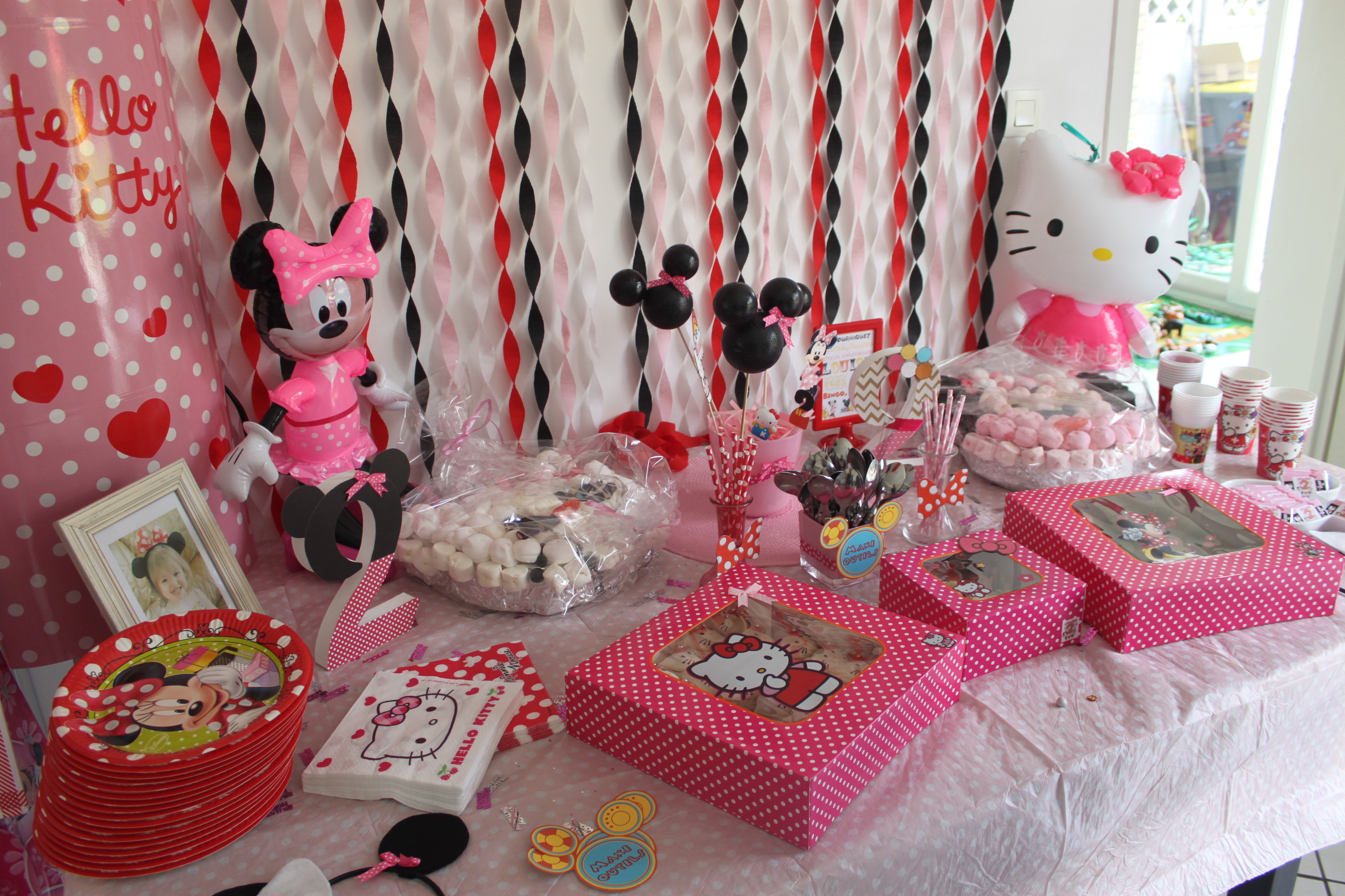 Украшение детского праздничного стола Hello Kitty