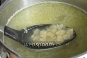 Варить на среднем огне, пока кусочки теста не поднимутся вверх (4-5 минут). Обязательно перемешивать суп, чтобы хенгели не прилипли ко дну.
