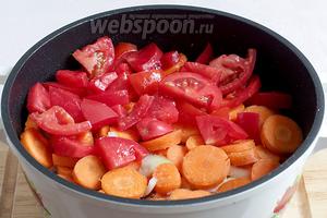 Следующий слой — морковь. Не забываем и её чуток подсолить и посыпать специями, можно и чесноком. На морковь выкладываем помидоры. Всё слегка приминаем, чтобы поместилось. В процессе готовки овощей станет меньше.