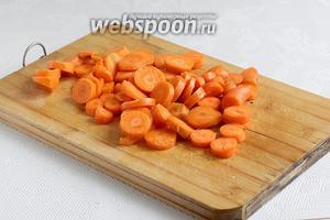 Морковь нарезать соломкой или колечками. У меня была молодая морковка и я нарезала её колечками.