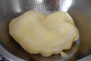 Отжать натёртый картофель через сложенную в несколько слоёв марлю. Картофельный сок отставить в сторону. Оставшийся на дне крахмал добавить к отжатому картофелю.