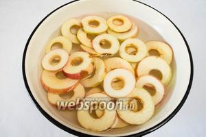 Положить яблоки в холодную воду с раствором лимонной кислоты (10 грамм кислоты на 1 литр воды) на 3 минуты.