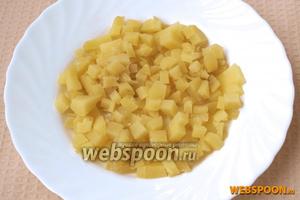 Варёный картофель нарезать кубиками.