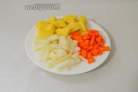 Лук, морковь и картофель нарезаем кубиками. 
